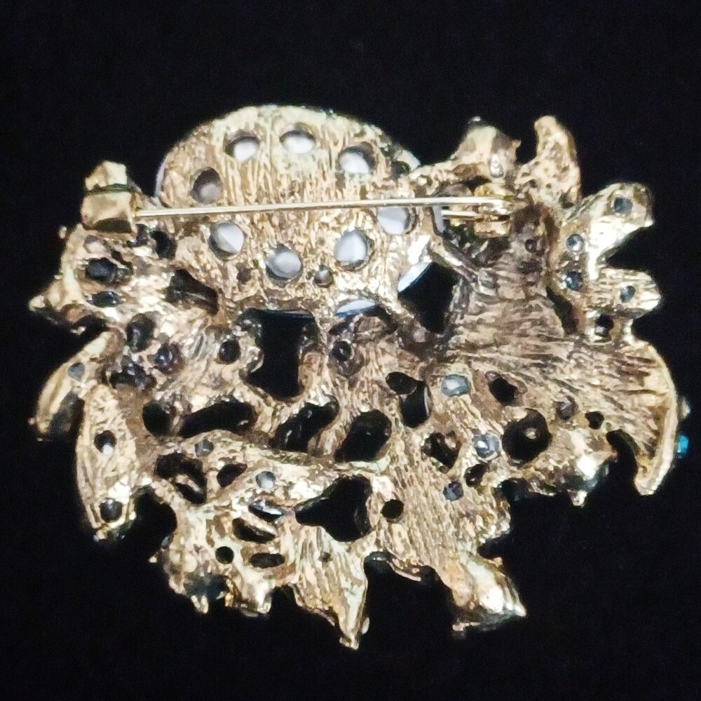 Eye Catching Blue Rhinestone Brooch - Picture 2 of 4